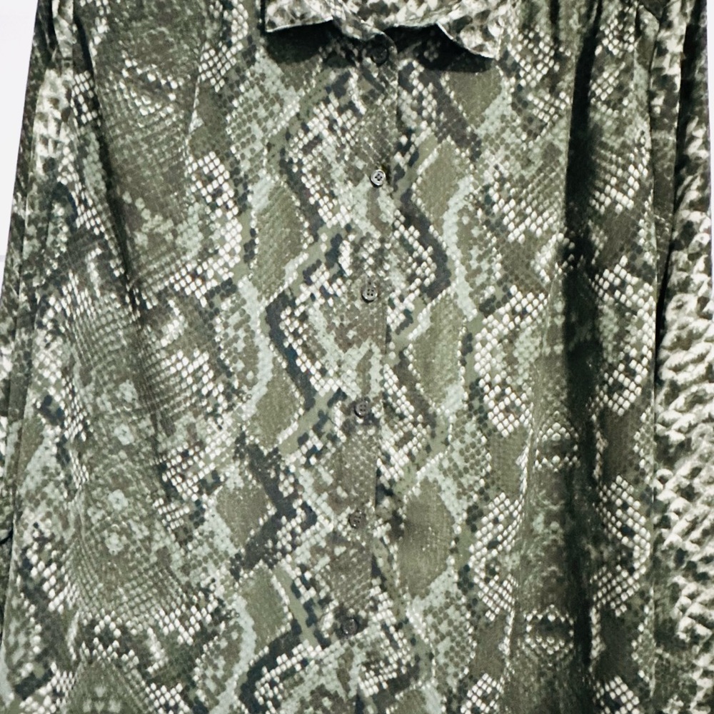 H&M Green Casual Button Down Shirt with Ornate Print